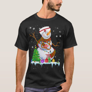 Camiseta Navidades de enfermera Snowman iluminan árbol de n