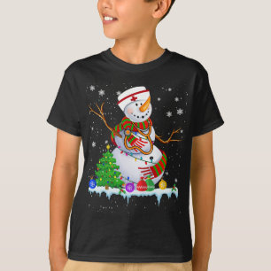Camiseta Navidades de enfermera Snowman iluminan árbol de n