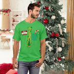 Camiseta Navidades de etiquetas de nombres personalizados d<br><div class="desc">La camisa fiesta perfecta para Navidades: completa con un nombre personalizado,  corbata para Navidades de mal gusto y un bastón de caramelo en el bolsillo!</div>