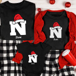 Camiseta Navidades de familia monogramados personalizan con<br><div class="desc">aísle el estilo vacacional de su familia con nuestros Navidades de familia monoregados Personalice con el nombre de T-Shirt. Estos camisetas son más que solamente vestimenta festiva; son un símbolo de la identidad y unidad únicas de tu familia durante la temporada de fiestas. Personalizar cada camisa con los nombres de...</div>