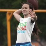 Camiseta Navidades de fútbol de Peace Love<br><div class="desc">Paz Amaba el Fútbol. Un lindo regalo de Navidades para un futbolista o hincha. Este diseño deportivo es verde,  rojo y azul con la bola en el centro.</div>