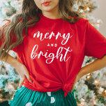 Camiseta Navidades de mujeres de color rojo moderno moro y<br><div class="desc">Un grupo gráfico de Navidades festivos para mujeres con tipografía de escritura en minúscula moderna con el dicho "Merry and Bright". Se puede modificar el estilo de texto blanco y de camisa roja.</div>