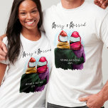 Camiseta Navidades de parejas con escritura casada<br><div class="desc">Merry y Casados,  navidades camisetas personalizados. Esta acuarela presenta un ilustracion de moda de una pareja que lleva sombreros de santa. "Merry & Married" está escrito a mano en escritura moderna y la plantilla está lista para que usted añada sus nombres y el año u otro texto personalizado.</div>