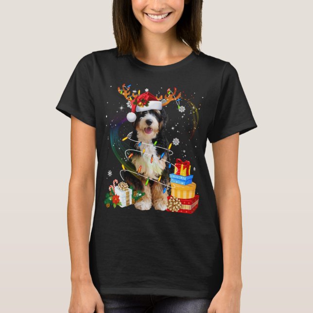 Camiseta Navidades de renos de Bernedoodle iluminan a perro (Anverso)