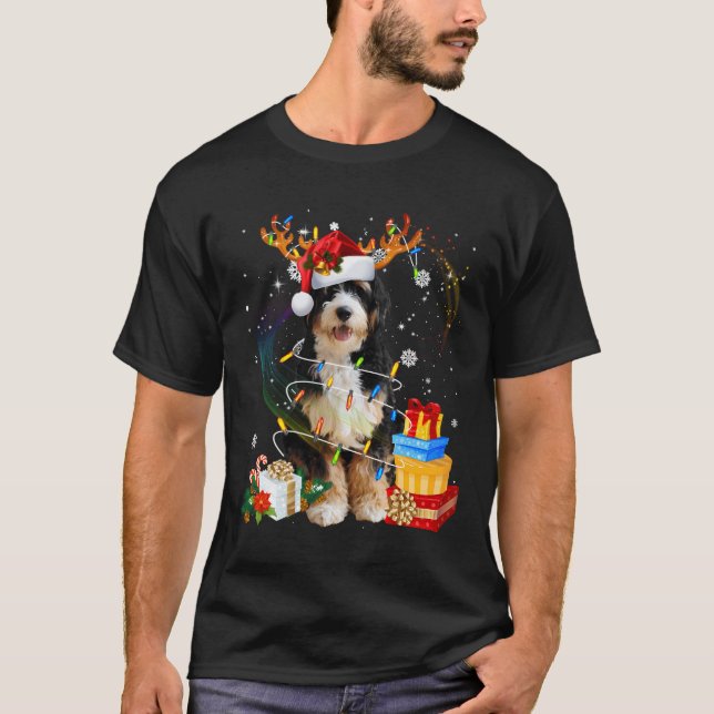Camiseta Navidades de renos de Bernedoodle iluminan a perro (Anverso)