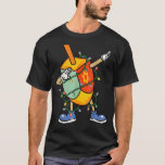 Camiseta Navidades del Dabbing Dreidel Hanukkah iluminan Ch<br><div class="desc">Navidades del Dabbing Dreidel Hanukkah iluminan Chanukah</div>