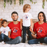 Camiseta Navidades del personalizado Mele Kalikimaka Santa<br><div class="desc">¡Celebrar a los Navidades con un toque tropical! Esta camiseta del Personalizado Mele Kalikimaka muestra a un Santa con la camisa y las gafas de sol de Hawái llevando una tabla de surf. Personalízalo con tu apellido, destino hawaiano favorito y año. Perfecto para añadir vibraciones de la isla a sus...</div>