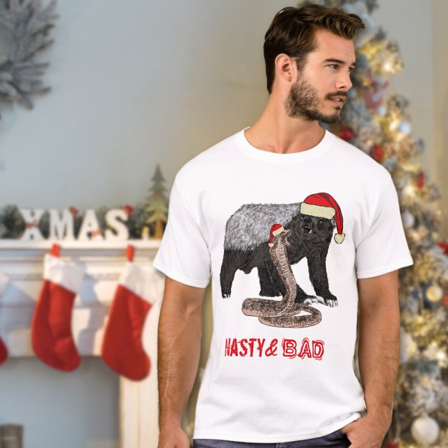 Camiseta Navidades divertidos cantan sobre la miel (Funny christmas honey badger nasty and bad quote T-Shirt honey badger and snake wearing Santa hats )