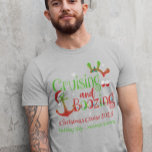 Camiseta Navidades en crucero y boozing divertidos<br><div class="desc">Este diseño puede ser personalizado en el área proporcionada cambiando la foto y/o el texto. O puede personalizarse haciendo clic en Personalizar esta plantilla y, a continuación, eligiendo la opción de hacer clic en el personalizar y eliminando o cambiando el color del fondo, agregando texto, cambiando el color o estilo...</div>
