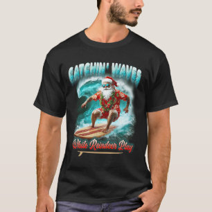Camiseta Navidades En Julio Surfing Santa Catchin Waves Rei