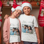 Camiseta Navidades familia foto cono blanco chica nombre pi<br><div class="desc">Personaliza y agrega tu propia foto familiar. Marco verde decorado con cono y pino. Añade tu apellido y año.</div>