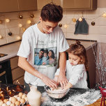 Camiseta Navidades familia foto cono blanco nombre de pino<br><div class="desc">Personaliza y agrega tu propia foto familiar. Marco verde decorado con cono y pino. Añade tu apellido y año.</div>