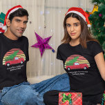Camiseta Navidades Familia sindical Camión Rojo Personaliza<br><div class="desc">Camiseta de la reunión familiar de Navidades personalizados con un camión de granjas rojo llevando un árbol de abeto verde de vuelta a su casa del sur. Personalice este bonito para obtener imágenes familiares a juego este año. Añada con su apellido y año para un fiesta campesino en una casa...</div>