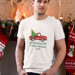 Camiseta Navidades familiares de camionetas rojas antiguas<br><div class="desc">Navidades familiares acuardan camiseta roja de color vintage con camiseta personalizada de árbol de Navidad - guión verde</div>