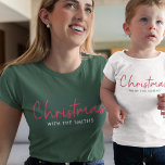 Camiseta Navidades familiares | Elegante y moderno Forest G<br><div class="desc">Los "Navidades con ()",  sencillos y elegantes,  citan camisetas de mujeres en la moderna tipografía minimalista en rojo festivo,  blanco y verde. El diseño puede ser fácilmente personalizado con su(s) nombre(s) familiar(s),  año(s) o propio saludo especial para las super-cuadas vibraciones de vacaciones!</div>