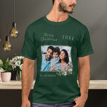 Camiseta Navidades familiares foto cone nombre de pino<br><div class="desc">Personaliza y agrega tu propia foto familiar. Marco verde decorado con cono y pino. Añade tu apellido y año.</div>