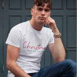 Camiseta Navidades familiares | Nombre de la familia Minima<br><div class="desc">Sencillo y elegante "Navidades con ()" cita una camiseta con tipografía minimalista moderna en rojo festivo y verde. El diseño puede ser fácilmente personalizado con su(s) nombre(s) familiar(s),  año(s) o propio saludo especial para las super-cuadas vibraciones de vacaciones!</div>