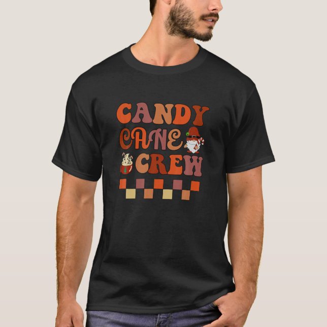 Camiseta Navidades Groovy Candy Cane Crew con Gnome y Ca (Anverso)