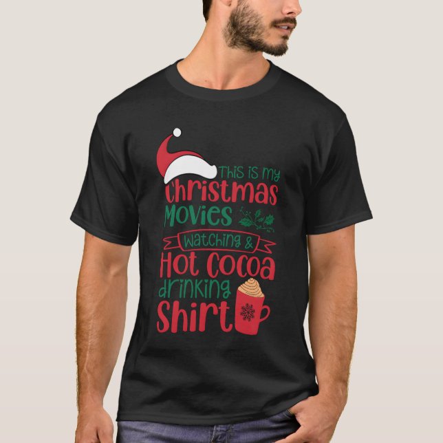 Camiseta Navidades Películas viendo y bebiendo cacao calien (Anverso)