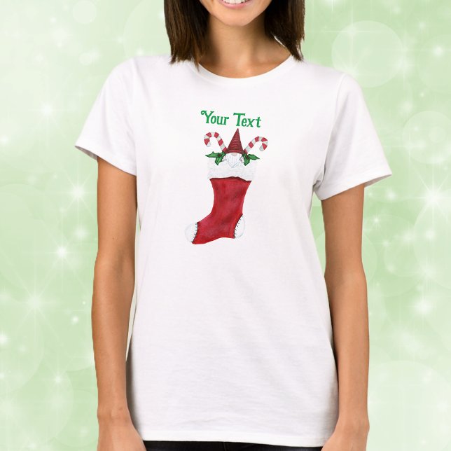 Camiseta Navidades rojos de gnomo con guijarros de pelo (Cute gnome with beard in red Christmas stocking with candy canes holly leaves on adult tee shirt.)