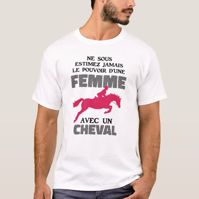 Camiseta Ne Sous Estimez Jamais Le Pouvoir D'une Femme Avec (Anverso)