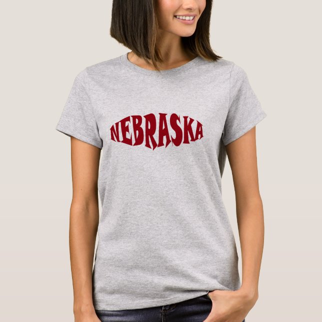 Camiseta Nebraska Estilizado Texto Rojo (Anverso)