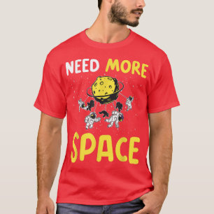Camiseta Necesita más espacio con un astronauta 