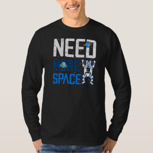 Camiseta Necesita más espacio introvertido astronauta Adu a
