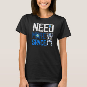 Camiseta Necesita más espacio introvertido astronauta Adu a