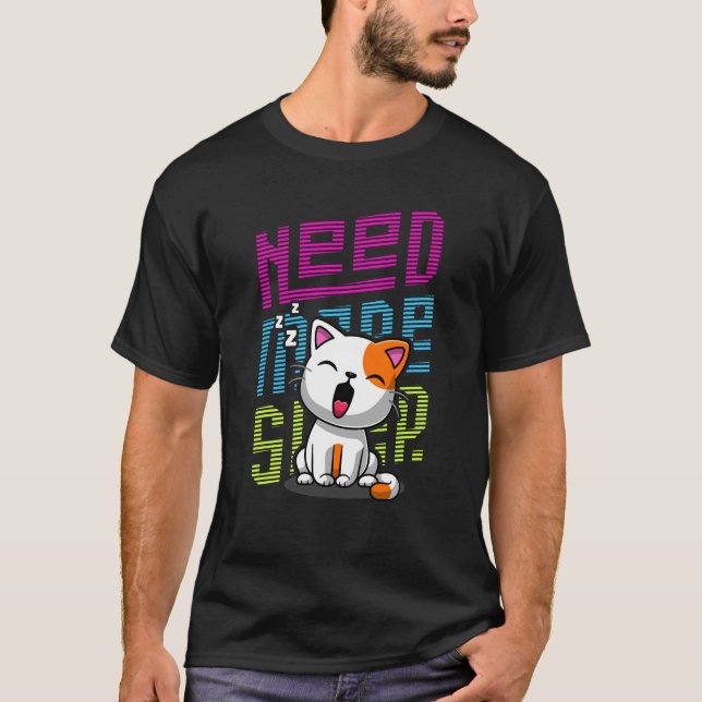 Camiseta Necesita más sueño | Divertida expresión de bostez (Anverso)