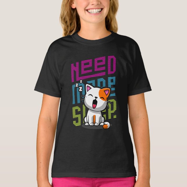 Camiseta Necesita más sueño | Divertida expresión de bostez (Anverso)