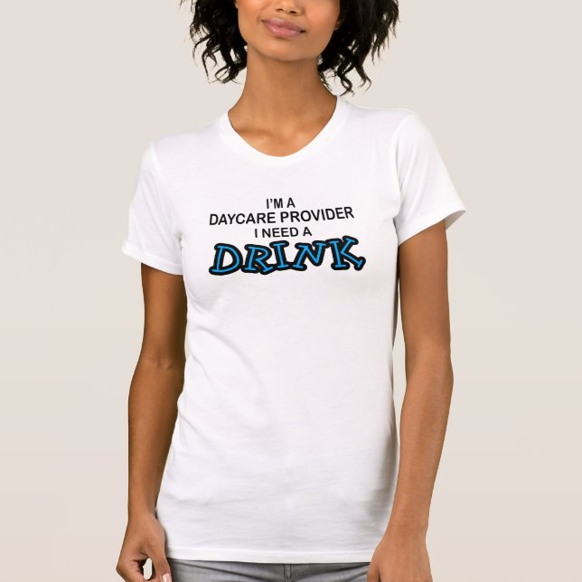 Camiseta Necesite una bebida - proveedor de la guardería (Anverso)