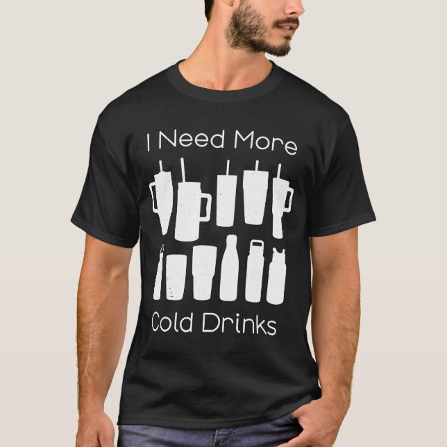 Camiseta Necesito Más Bebidas Frías Demasiadas Botellas De  (Anverso)