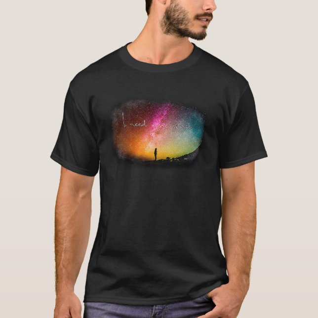 Camiseta Necesito más espacio cielo nocturno colorido (Anverso)