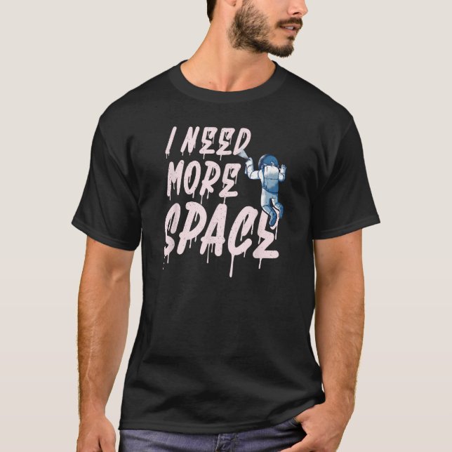 Camiseta Necesito más graffiti astronauta espacial (Anverso)