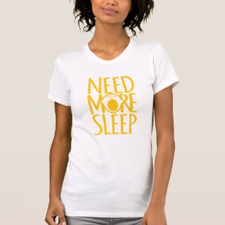 Camiseta Necesito más ropa de gafas amarillas y blancas de 