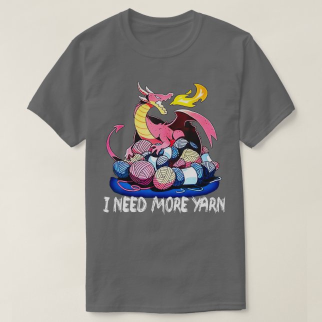 Camiseta Necesito Más Yarn Funny Dragon Knitting Quilling  (Diseño del anverso)