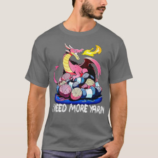 Camiseta Necesito Más Yarn Funny Dragon Knitting Quilling