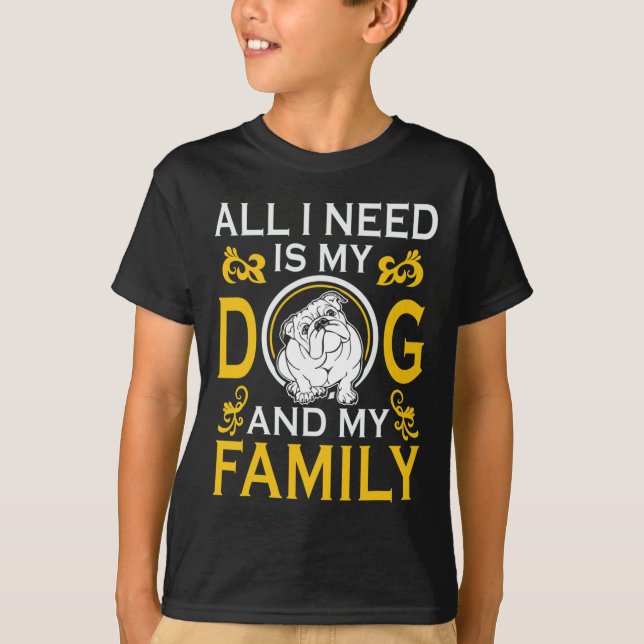 Camiseta Necesito Que Mi Bulldog Y Mi Familia Sean Gracioso (Anverso)