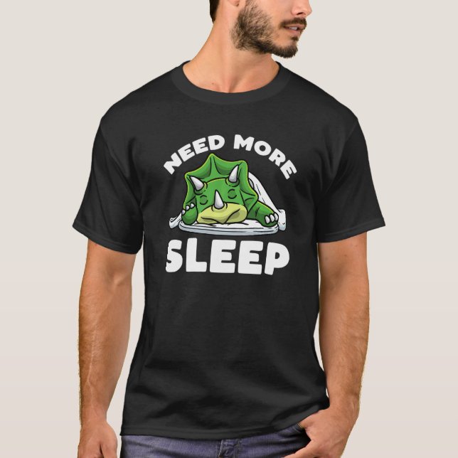 Camiseta Need More Sleep Napping Triceratops Dinosaur Sleep (Anverso)