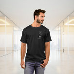 Camiseta Negocio del logotipo del nombre del monograma blan<br><div class="desc">Un fondo negro,  texto de color blanco. Personalice y agregue su logotipo de negocio,  iniciales de monograma,  nombre.</div>