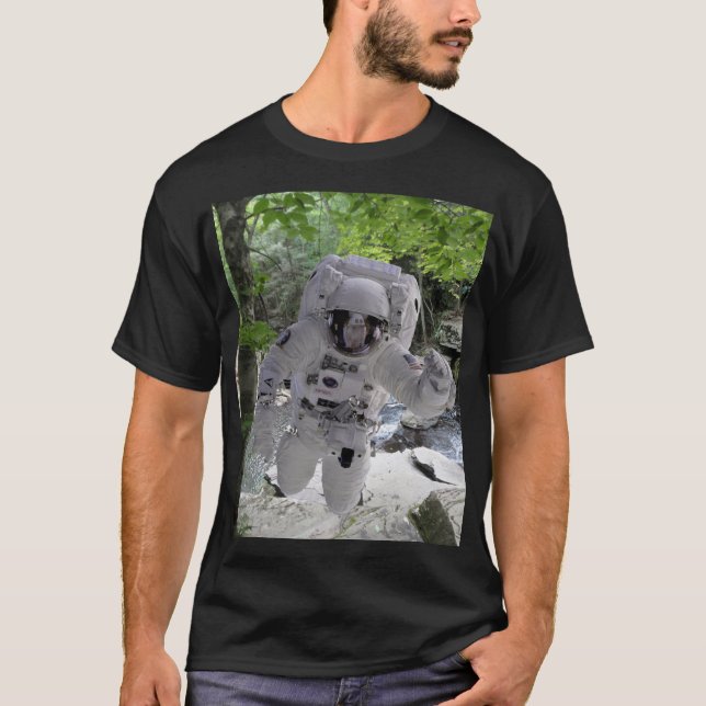 Camiseta negra Astronauta Explora la Tierra (Anverso)