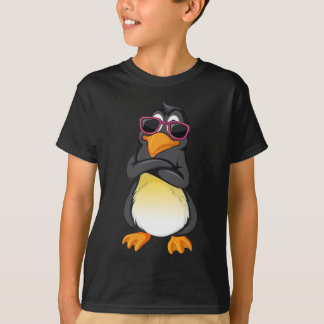 Camiseta negra básica de un niño pingüino de Guay