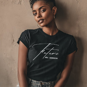 Camiseta negra Chic & Modern con letra futura Sra.