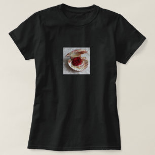 Camiseta negra con concha marina abierta, rosa y e