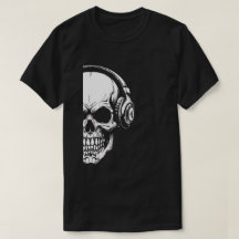 Camiseta negra con cráneo en escala de grises y au
