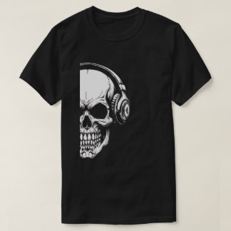Camiseta negra con cráneo en escala de grises y au