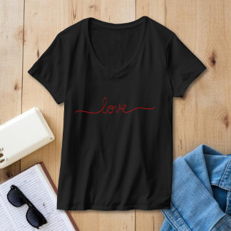 Camiseta negra con cuello en V y escritura de amor