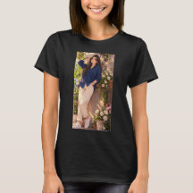 Camiseta negra con estampado femenino.