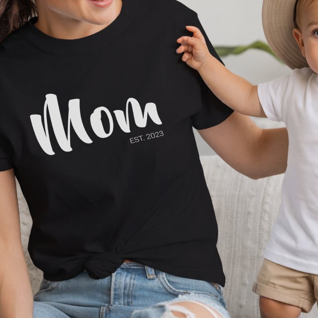 Camiseta negra con guión blanco para mamá establec (White Script Established Mom Black T-Shirt)